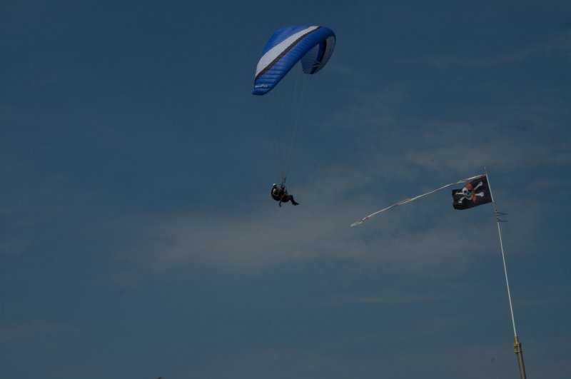 Paragliders over FFF (3)